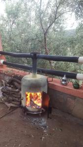 una stufa con dentro un fuoco di DAR LAMRABET a Bine el Ouidane
