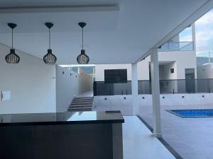una casa con piscina y luces colgantes en Casa dos Belfort en Barreiras