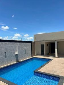 una gran piscina junto a un edificio en Casa dos Belfort, en Barreiras