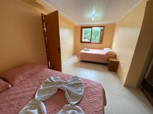 グラマドにあるResidencial Encantos da Naturezaの小さなベッドルーム(ベッド2台、窓付)