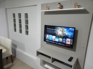 uma sala de estar com uma televisão de ecrã plano na parede em Casa de Praia - Frente para o MAR em Xangri-lá