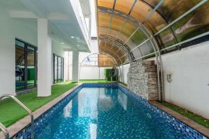 una piscina en un edificio con techo en Luxurious Six Bedroom Apartment, en Lekki