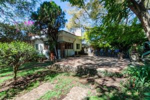 una casa con un gran patio con árboles en Casa en Tepoztlán para Familias y Amigos, en Oacalco