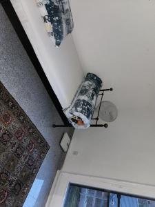 トロイスドルフにあるPenthouse poshの天井から吊るされたシャンデリア付きの部屋