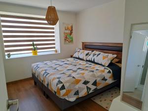 a bedroom with a bed and a window at Hogar Entre Viñas in Casablanca