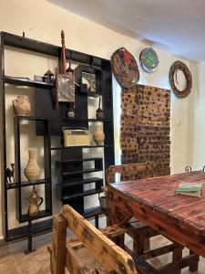 una habitación con una mesa y un estante de jarrones en ain alsett house, en Kerak