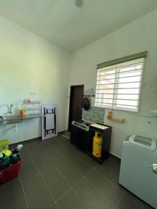 een keuken met een wastafel en een aanrecht in een kamer bij Villa D' Manggis Melaka in Melaka