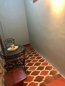 um quarto com uma mesa, uma cadeira e um piso em Acogedor Apartamento em Comayagua