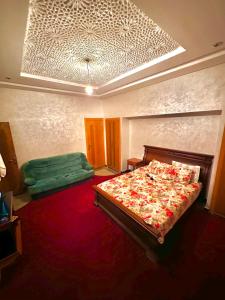 Un pat sau paturi într-o cameră la Luxury Studio , heart of Hassan