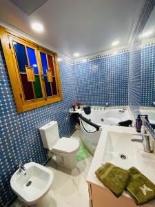 łazienka z toaletą, umywalką i wanną w obiekcie Luxury Studio , heart of Hassan w mieście Rabat