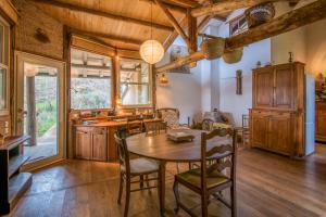 a kitchen and dining room with a table and chairs at Gite le Cun in Frayssinhes