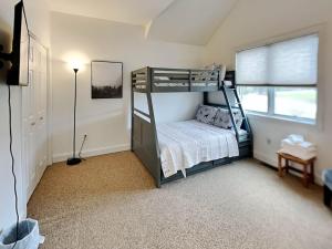 um quarto com um beliche e uma janela em Cassiopeia em McHenry mais 32 fotografias