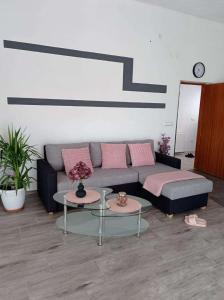 uma sala de estar com um sofá e duas mesas em Apartments with a parking space Slime, Omis - 22826 em Omiš