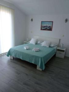 um quarto com uma cama grande e um cobertor verde em Apartments with a parking space Slime, Omis - 22826 em Omiš