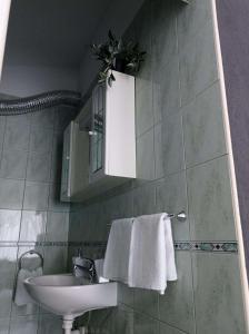 uma casa de banho com um lavatório e uma toalha branca em Apartments with a parking space Slime, Omis - 22826 em Omiš