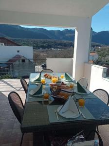 uma mesa com um prato de comida e sumo de laranja em Apartments with a parking space Slime, Omis - 22826 em Omiš