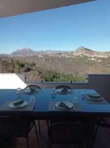 uma mesa azul com cadeiras e vista para as montanhas em Apartments with a parking space Slime, Omis - 22826 em Omiš