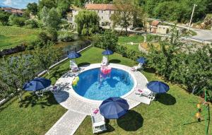 una vista aérea de una piscina con sombrillas en Family friendly house with a swimming pool Grab, Zagora - 22830 en Trilj
