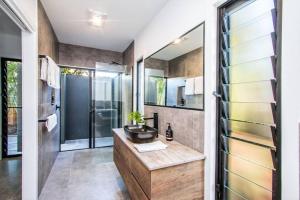 Koupelna v ubytování Malie - Stylish Studio in Central Agnes Water + 9 fotografií
