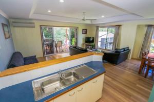 Posezení v ubytování McLeods - Three-Bedroom, Pet-Friendly Coastal Escape in Central Agnes Water
