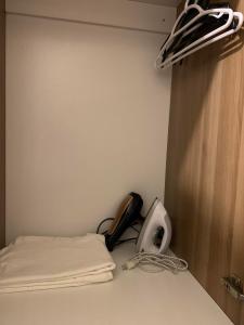 um quarto com uma cama e um telefone ao lado de uma parede em Avida Tower Furnished Contemporary Studio Unit em Davao