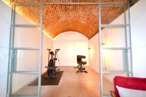 um quarto com um ginásio com um tecto de tijolos em Apartamento Sintra em Sintra
