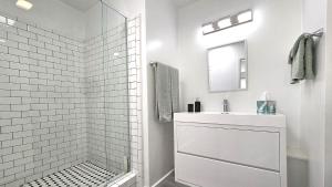圣莫尼卡Double Suite Santa Monica - Free Parking的带水槽和镜子的白色浴室 更多25张照片