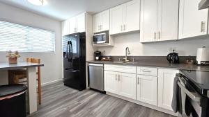 Double Suite Santa Monica - Free Parking的厨房或小厨房