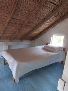 uma cama grande num quarto com uma janela em El chalet de Agnes em Villa de Leyva