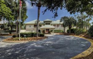 una casa con una palmera y un camino de entrada en Updated luxury two bedroom The Greens Condo New Baths walk in shower Nice Kitchen Golf Views, en Hilton Head Island