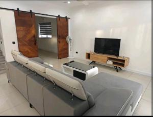 パンタイチェナンにあるM-Residenceの待合室(椅子、薄型テレビ付)