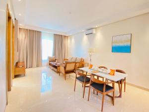 - un salon avec une table et des chaises dans l'établissement Cocotree Resort, à Panglao