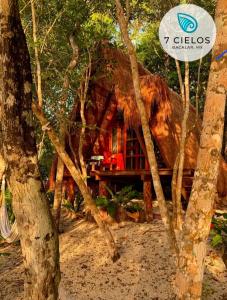 drewniany domek w lesie z drzewami w obiekcie 7 CIELOS BACALAR. w mieście Bacalar