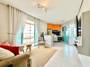 a living room with a couch and a kitchen at Estanconfor 702 in Santos