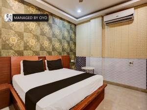 - une chambre avec un lit dans l'établissement Super Collection O Zaarang Gomti Nagar Matiyari, à Lucknow
