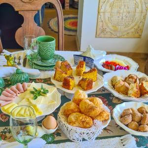 uma mesa com pratos de comida em cima em Segredo da Serra Guest House em Tiradentes
