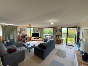 un ampio soggiorno con divani e TV di Parnella Cottage - Pet friendly a St Helens Altre 14 foto