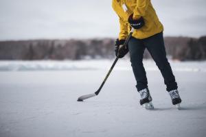 Iemand speelt hockey op het ijs. bij Bonnie View Inn in Haliburton +194 foto's