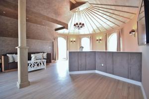 a large living room with a ceiling with a chandelier at Residence House Ruse in Ruse