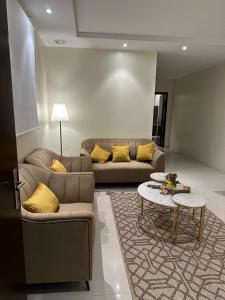 a living room with a couch and a table at شقه مفروشة فاخره بدخول ذاتي in Al Kharj
