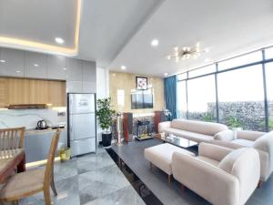 Santini Hotel في توي هوا: غرفة معيشة مع كنب ومطبخ
