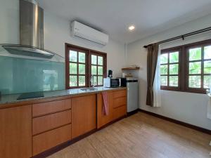 Kuchyň nebo kuchyňský kout v ubytování Alisea Pool Villa Aonang