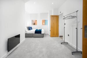 a bedroom with a bed and a walk in closet at New 3 Bed Duplex/ City Centre in Birmingham