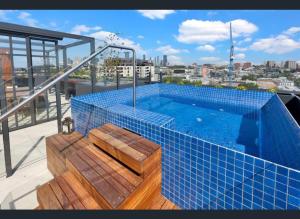 une piscine sur le toit d'un bâtiment dans l'établissement Modern, Industrial Hideaway, à Melbourne