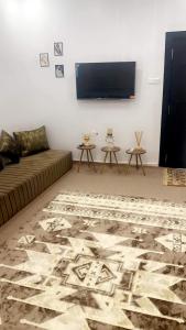 un soggiorno con divano e TV a schermo piatto di Best Residence a Nouakchott