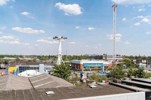 Utsikt över poolen vid 2 Bed City Centre/ With Balcony eller i närheten