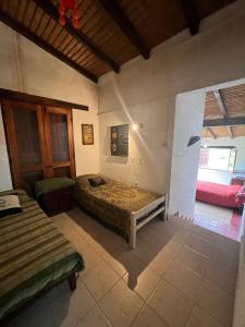 sypialnia z 2 łóżkami w pokoju w obiekcie La Ramada w mieście Tafí del Valle