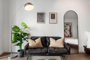 Χώρος καθιστικού στο Modern, Industrial Hideaway +11 φωτογραφίες