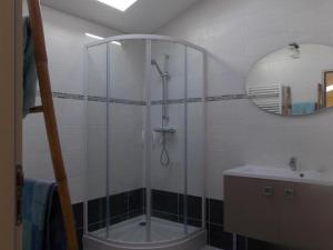 Phòng tắm tại Gîte Champagnac-de-Belair, 4 pièces, 5 personnes - FR-1-616-354