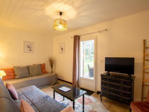 TV a/nebo společenská místnost v ubytování Retraite Périgourdine avec Piscine Partagée, Clim, Vélo et Proximité de Bergerac - FR-1-616-364